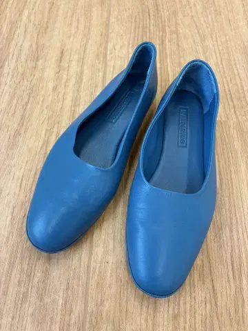 파란색 가죽 플랫슈즈