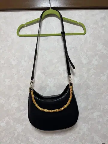 LE VERNIS 대나무 핸들 블랙 숄더백