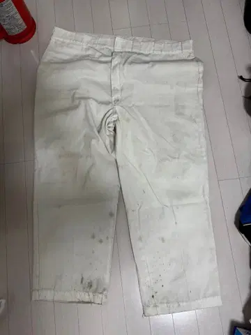 화이트 워크 팬츠 얼룩 있음