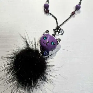 안나수이 고양이 모티브 퍼 포함 퍼플 롱 목걸이