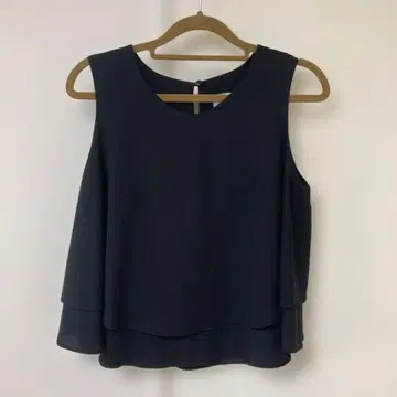 BEAMS LIGHTS 블랙 슬리브리스 상의