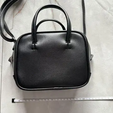 블랙 스퀘어형 숄더백