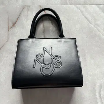 블랙 엠보싱 로고 핸드백