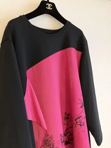 Liliane Burty PARIS 긴팔 튜닉 블랙과 핑크 꽃무늬 F