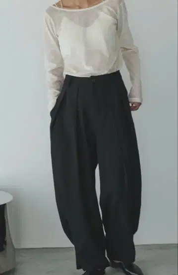 AIC. 앵클 버튼 투 턱 팬츠