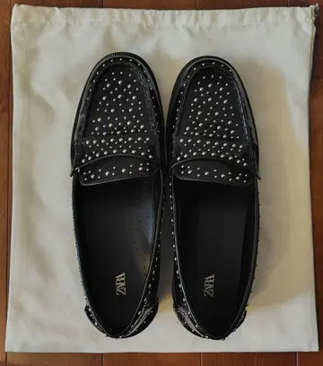 ZARA 스터드 장식 블랙 로퍼