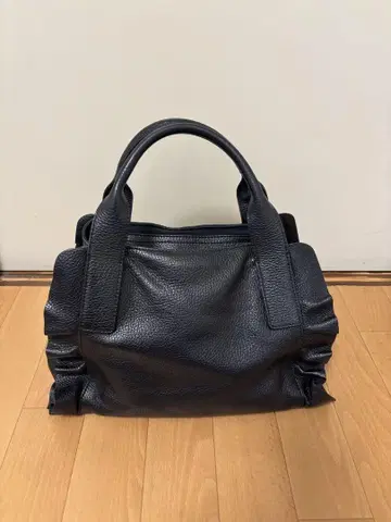 리파니 블랙 가죽 프릴 핸드백 M 사이즈