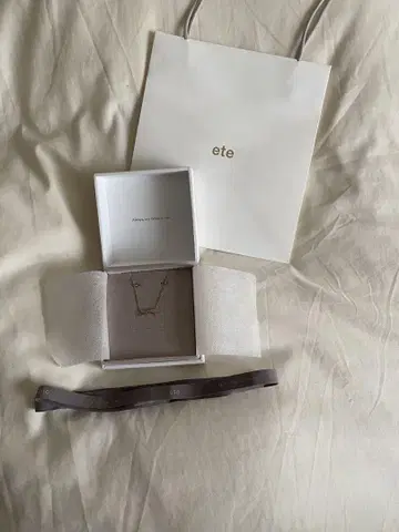 ete 리본 목걸이