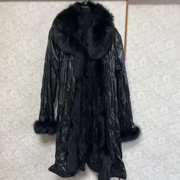 퍼 달린 블랙 다운 자켓