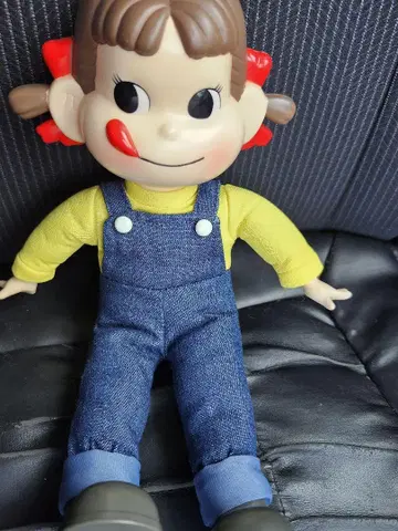 앉아있는 페코짱 오버롤