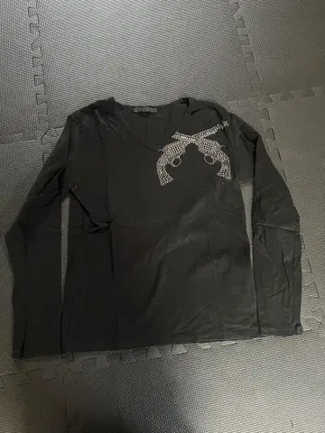 roar 로아 T V넥 셔츠