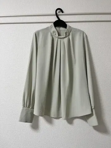 NATURAL BEAUTY BASIC 프론트 턱 플로우 블라우스 그린