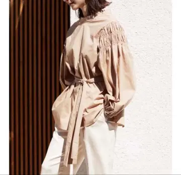 emmi atelier 에미 셔링 블라우스 베이지