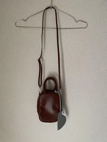 브라운 숄더백 하트형 참 포함