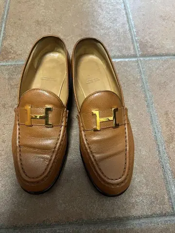 브라운 가죽 로퍼 골드 금장 장식