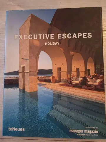 EXECUTIVE ESCAPES HOLIDAY