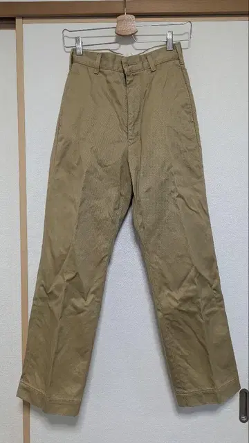 더 신즈네 베이지 치노 팬츠