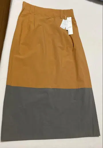 오렌지와 그레이의 무릎 기장 엘레강트 스커트