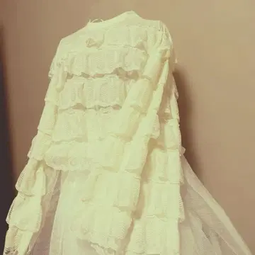 화이트 프릴 쉬폰 블라우스