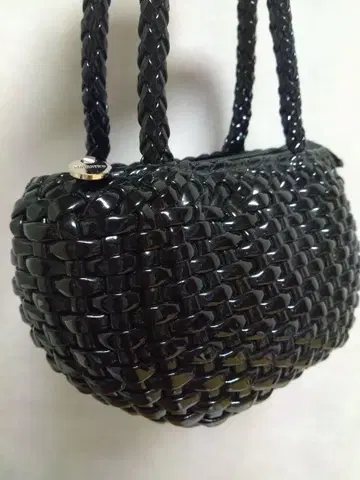 블랙 꼬임 디자인 핸드백