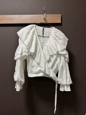 Lily Brown 릴리 브라운 프릴 개더 블라우스 화이트