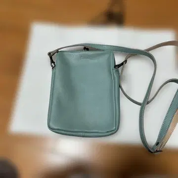민트 그린 가죽 숄더백