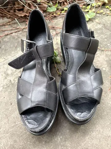 블랙 가죽 오픈토 샌들