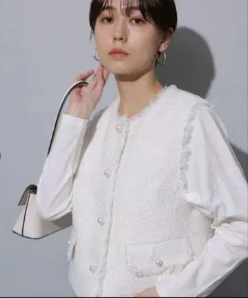 아르페쥬 스토리 크롭 트위드 베스트 펄 버튼