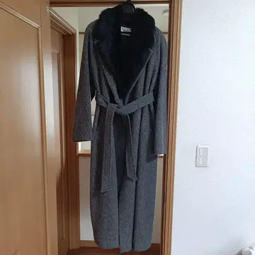ATELIER SAB 그레이 퍼 카라 부착 벨트 부착 롱 코트