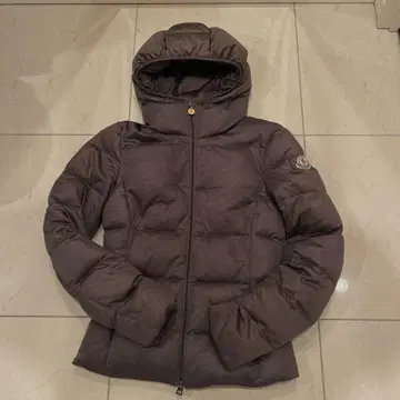 MONCLER 후드 부착 다운 자켓 차콜 그레이