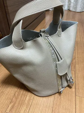 베이지 지퍼 달린 핸드백