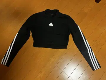 adidas 크롭 기장 블랙 상의