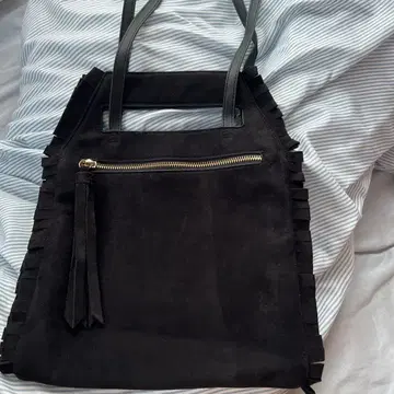 캐세리니 프린지 달린 블랙 스웨이드 토트백