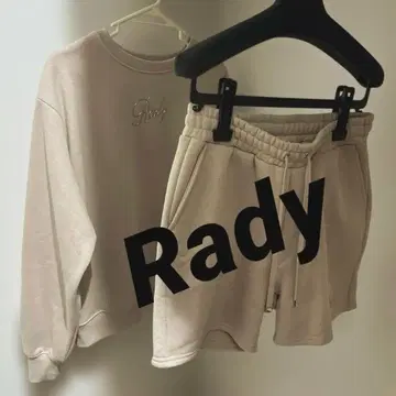 완판템. Rady 맨투맨 상하의 세트 밀크티 베이지
