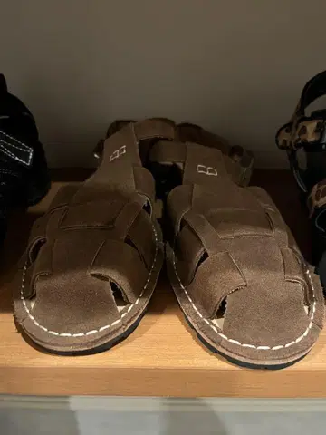 OHOTORO 브라운 오오토로 Suede Gurkha 샌들