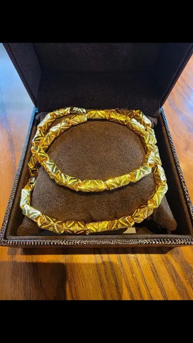 고급스러운 디자인의 금 목걸이입니다