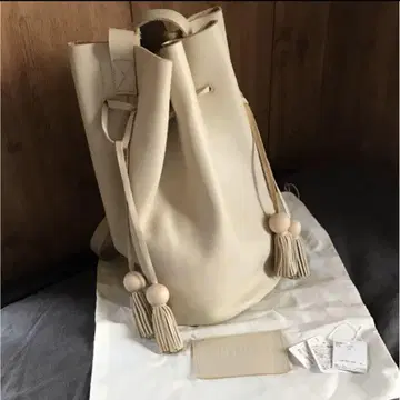 BOUTONNE 숄더백 아이보리 베이지 천연 가죽 복조리 우드