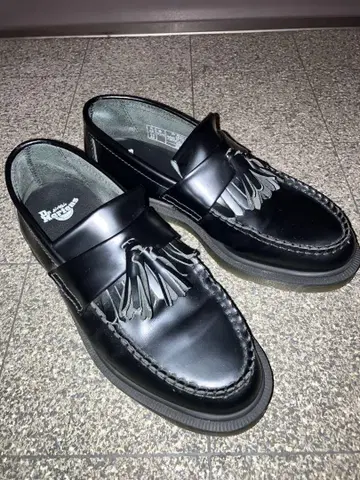 태슬 장식 블랙 로퍼