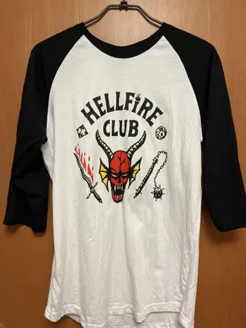 STRANGER THINGS HELLFIRE CLUB 공식 래글런 T셔츠