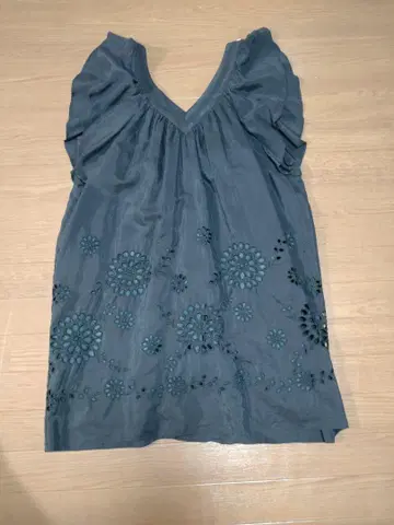 4298 SHIZUKA KOMURO 블랙 자수 슬리브리스 튜닉