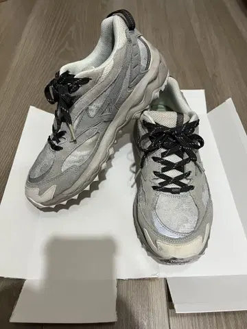 새상품급 미즈노 스니커즈 26cm