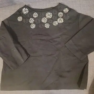 BEARDSLEY 블랙 긴팔 T셔츠 꽃 모티브