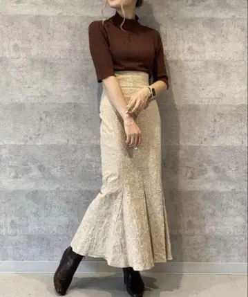 코코딜 라인플라워 배색 자수 하이웨스트 머메이드 스커트