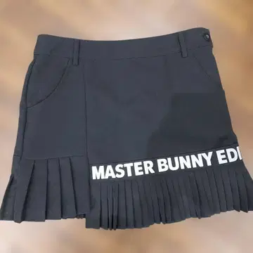 MASTER BUNNY 블랙 플리츠 스커트 해외 모델