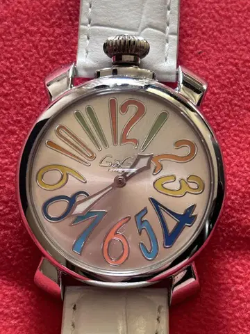 GaGa 가가밀라노 화이트 가죽 손목시계