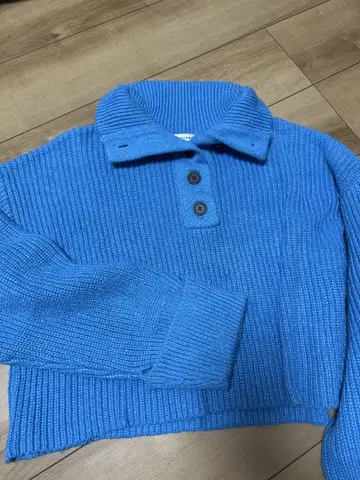 MOUSSY 버튼 포함 블루 크롭 니트