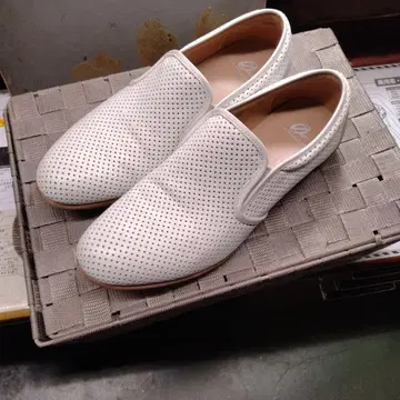 토네이도 마트 화이트 메쉬 슬립온