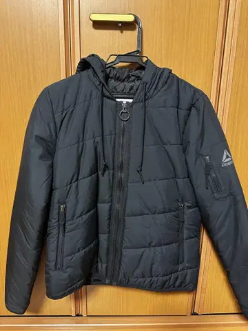 Reebok 블랙 다운 자켓 후드 부착