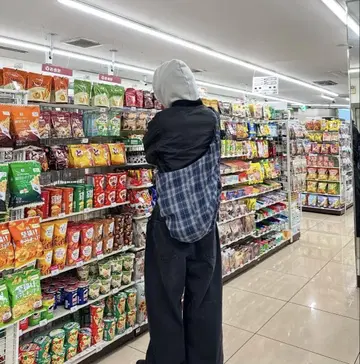 SEQUENZ 체크 무늬 숄더백 엔도 마모루 착용