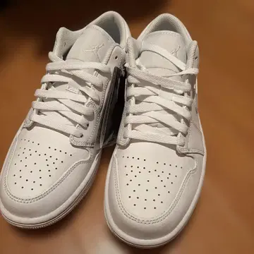 Jordan1 화이트 로우컷 스니커즈